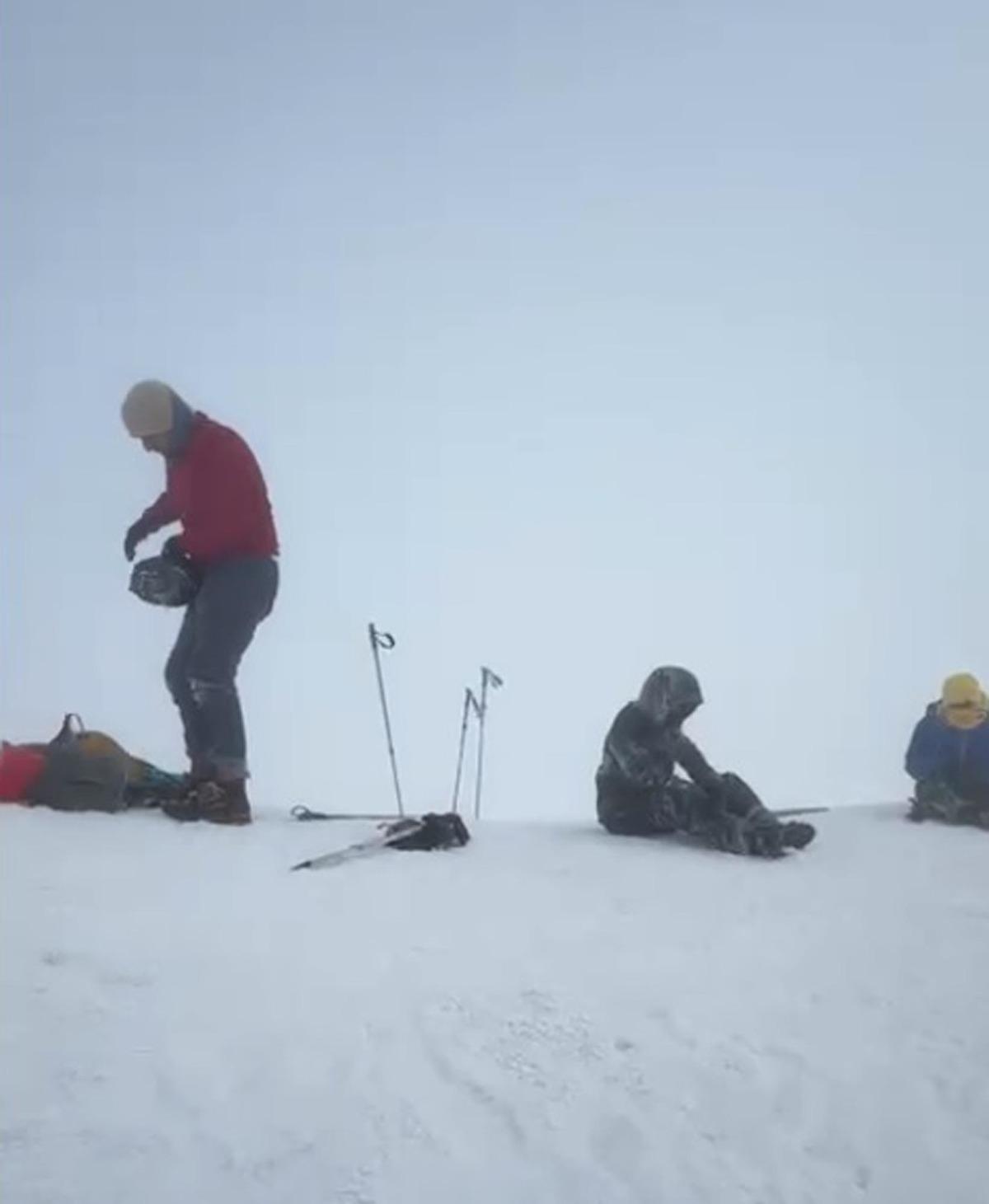 Sıcaklık sıfırın altında 30 dereceye düştü, saçları kırağı tuttu 3