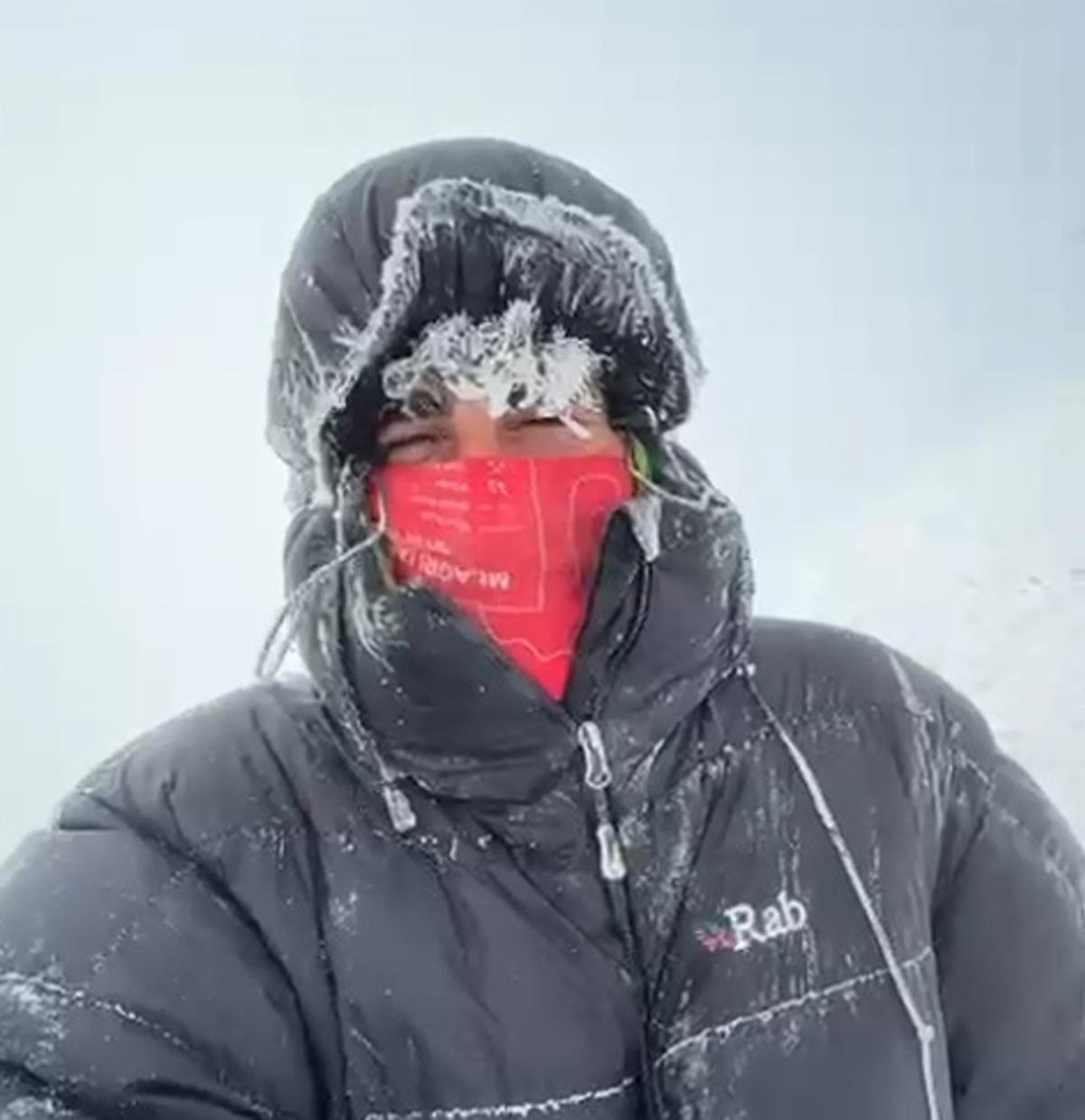 Sıcaklık sıfırın altında 30 dereceye düştü, saçları kırağı tuttu 2