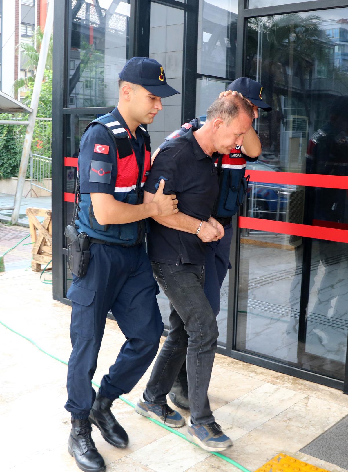 Eşini ve kayınvalidesini bıçaklayıp canlı yayın açmıştı! Tutuklandı 3