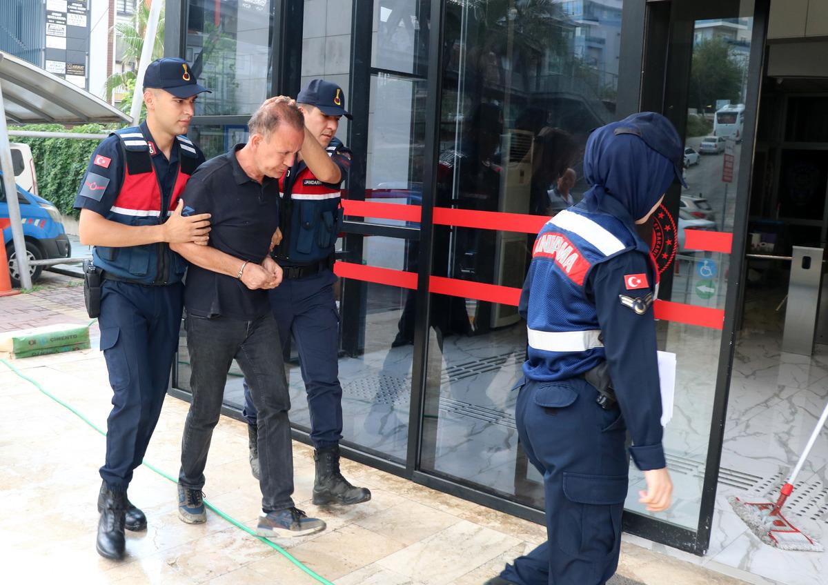 Eşini ve kayınvalidesini bıçaklayıp canlı yayın açmıştı! Tutuklandı 1