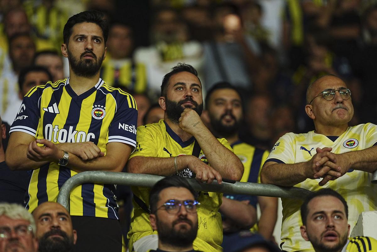 Fenerbahçe de 4 futbolcu kadro dışı mı bırakıldı? Neşter iddiası olay oldu 1