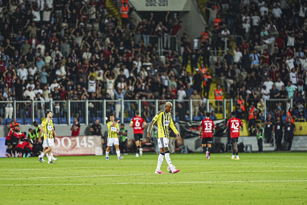 Fenerbahçe de 4 futbolcu kadro dışı mı bırakıldı? Neşter iddiası olay oldu 3