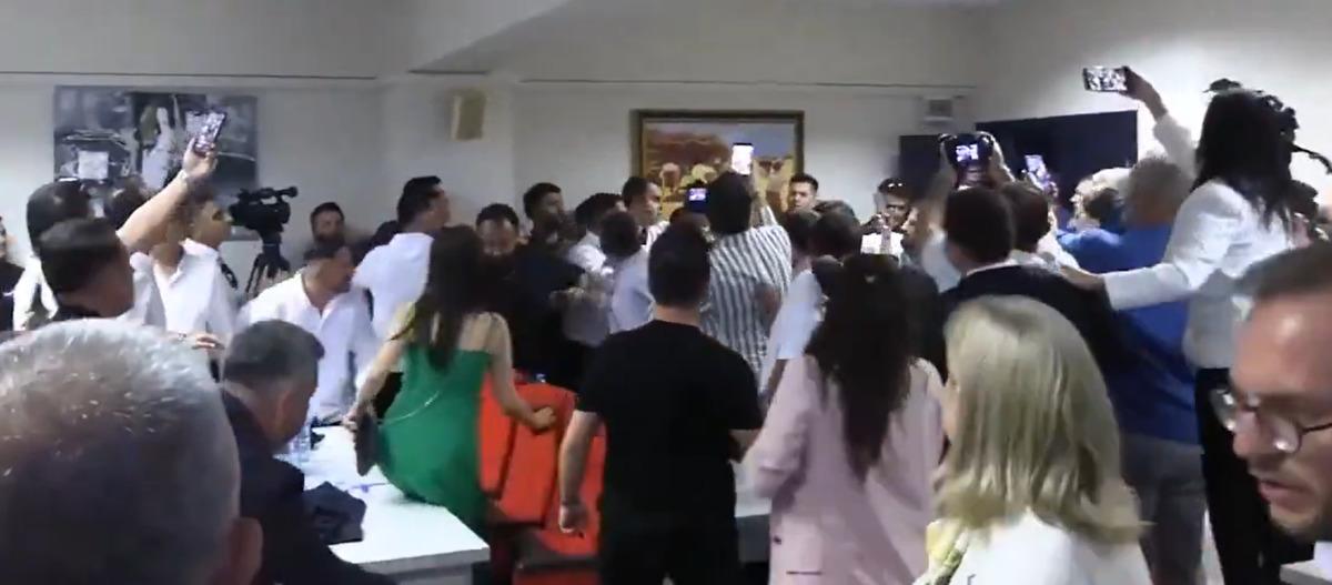 Son dakika | Menderes Belediyesi AK Parti ye geçti! Gergin seçimde CHP grubu salonu terk etti; yumruklu kavga çıktı 5
