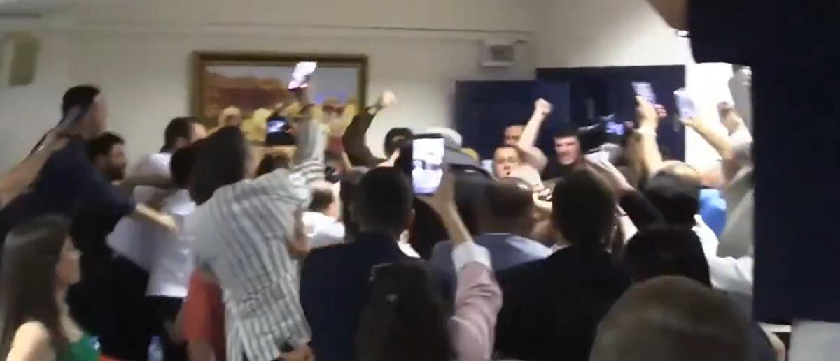 Son dakika | Menderes Belediyesi AK Parti ye geçti! Gergin seçimde CHP grubu salonu terk etti; yumruklu kavga çıktı 6