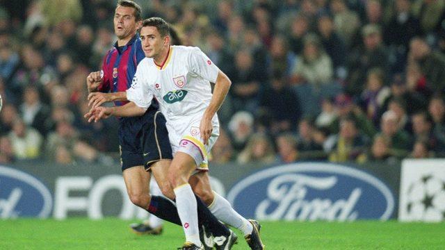 Cocu, 2001 yılında Nou Camp'ta oynanan ve 2-2 biten Barcelona - Galatasaray Şampiyonlar Ligi B Grubu maçında sarı kırmızılı stoper Emre Aşık ile mücadele ederken