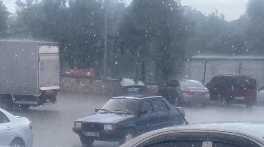 Sivrihisar&rsquo;da sağanak yağmur etkili oldu