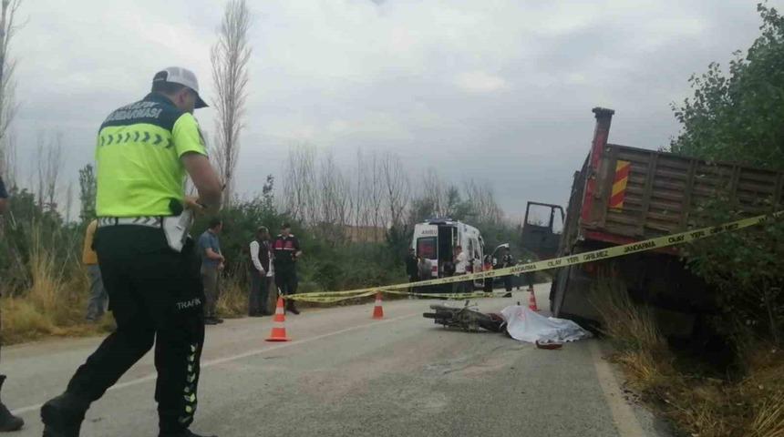 Isparta&rsquo;da kamyonla &ccedil;arpışan 19 yaşındaki motosikletli hayatını kaybetti