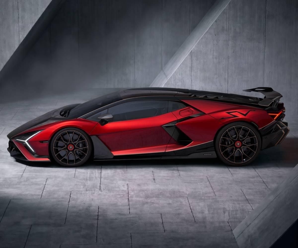 Lamborghini tarihinin en g&uuml;&ccedil;l&uuml; ve hızlı seri &uuml;retim modeli: Revuelto SV tanıtıldı 2