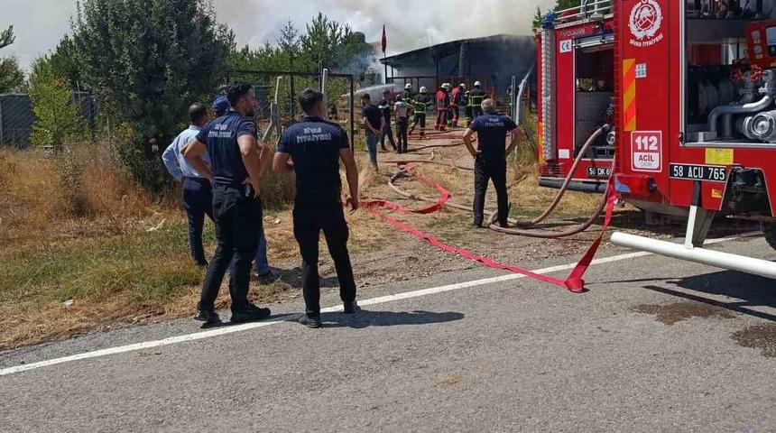 Sivas&rsquo;ta m&uuml;stakil ev yangında k&uuml;le d&ouml;nd&uuml;