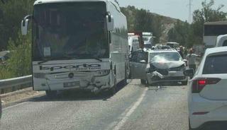 Seydikemer&rsquo;de yolcu otob&uuml;s&uuml; ile ticari ara&ccedil; &ccedil;arpıştı: 5 yaralı