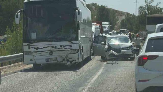 Seydikemer’de yolcu otobüsü ile ticari araç çarpıştı: 5 yaralı