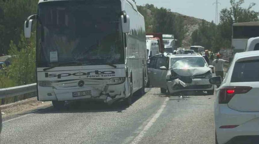 Seydikemer&rsquo;de yolcu otob&uuml;s&uuml; ile ticari ara&ccedil; &ccedil;arpıştı: 5 yaralı