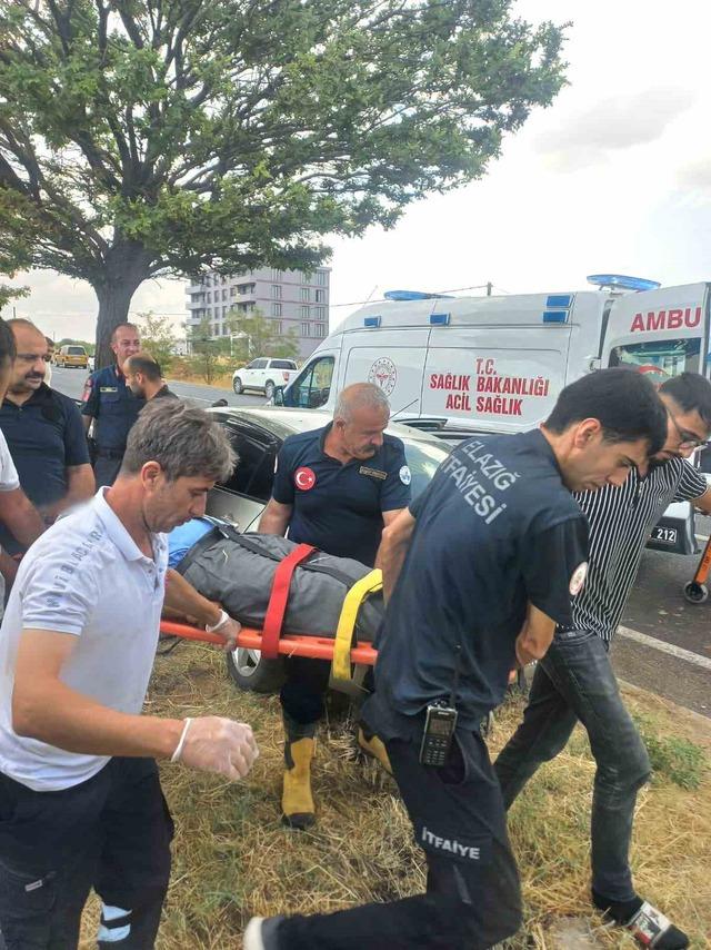 Elazığ&rsquo;da otomobil ağaca &ccedil;arptı: 4 yaralı 1