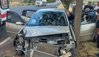 Elazığ&rsquo;da otomobil ağaca &ccedil;arptı: 4 yaralı
