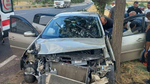 Elazığ’da otomobil ağaca çarptı: 4 yaralı