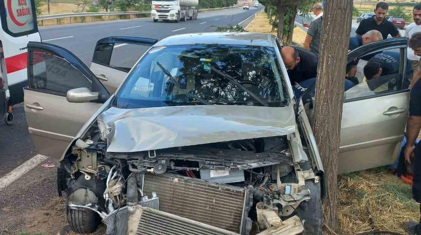 Elazığ&rsquo;da otomobil ağaca &ccedil;arptı: 4 yaralı