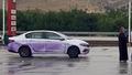 Antalya'da ilgin� olay! Boya y�kl� t�r devrildi, ara�lar mora boyand�