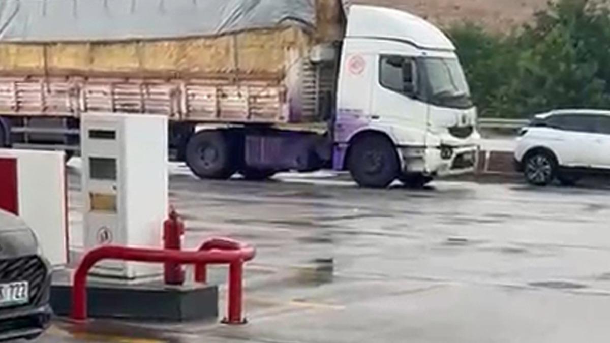 Antalya da ilginç olay! Boya yüklü tır devrildi, araçlar mora boyandı 1