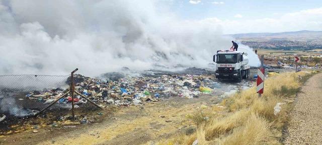 Şarkışla&rsquo;da eski &ccedil;&ouml;pl&uuml;k alanında &ccedil;ıkan yangın ekipleri harekete ge&ccedil;irdi 2