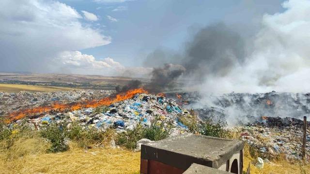 Şarkışla&rsquo;da eski &ccedil;&ouml;pl&uuml;k alanında &ccedil;ıkan yangın ekipleri harekete ge&ccedil;irdi 5