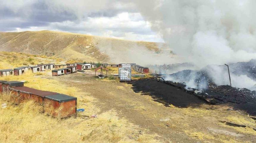 Şarkışla&rsquo;da eski &ccedil;&ouml;pl&uuml;k alanında &ccedil;ıkan yangın ekipleri harekete ge&ccedil;irdi