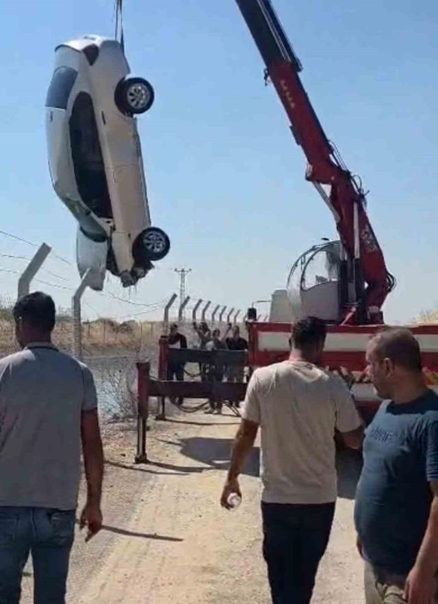 Diyarbakır’da otomobil su kanalına düştü: 5 kişi kendi imkanları ve çevredekilerin yardımıyla kurtuldu 2