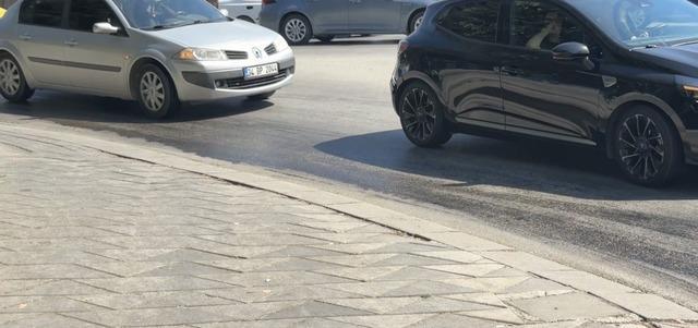 Ara&ccedil;tan caddeye akan motor yağı diğer s&uuml;r&uuml;c&uuml;lere zor anlar yaşattı 4