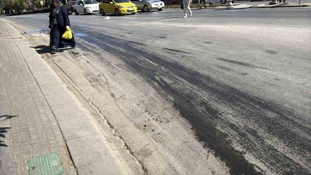 Ara&ccedil;tan caddeye akan motor yağı diğer s&uuml;r&uuml;c&uuml;lere zor anlar yaşattı 2