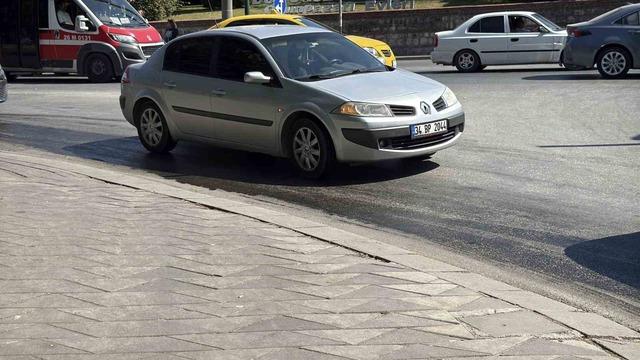 Ara&ccedil;tan caddeye akan motor yağı diğer s&uuml;r&uuml;c&uuml;lere zor anlar yaşattı 1