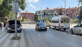 Ara&ccedil;tan caddeye akan motor yağı diğer s&uuml;r&uuml;c&uuml;lere zor anlar yaşattı