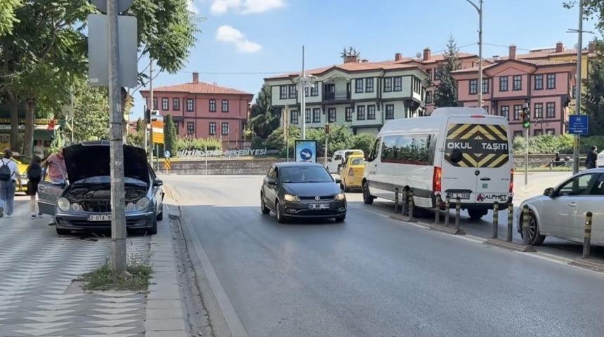Ara&ccedil;tan caddeye akan motor yağı diğer s&uuml;r&uuml;c&uuml;lere zor anlar yaşattı