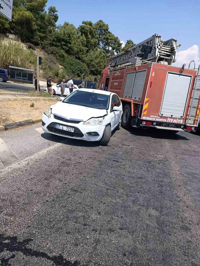 Manavgat&rsquo;ta iki otomobil &ccedil;arpıştı: 1 yaralı 1