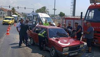 Manavgat&rsquo;ta iki otomobil &ccedil;arpıştı: 1 yaralı