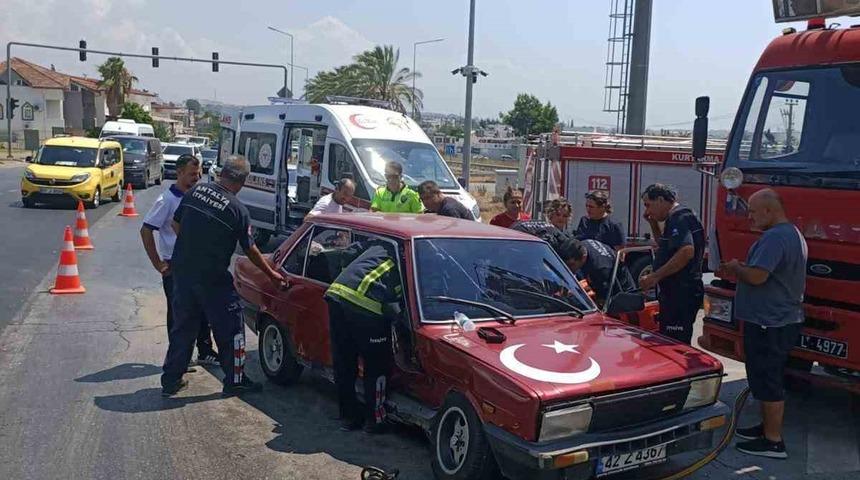 Manavgat&rsquo;ta iki otomobil &ccedil;arpıştı: 1 yaralı