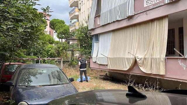 Alanya&rsquo;da balkondan d&uuml;şen yaşlı kadın hayatını kaybetti 1