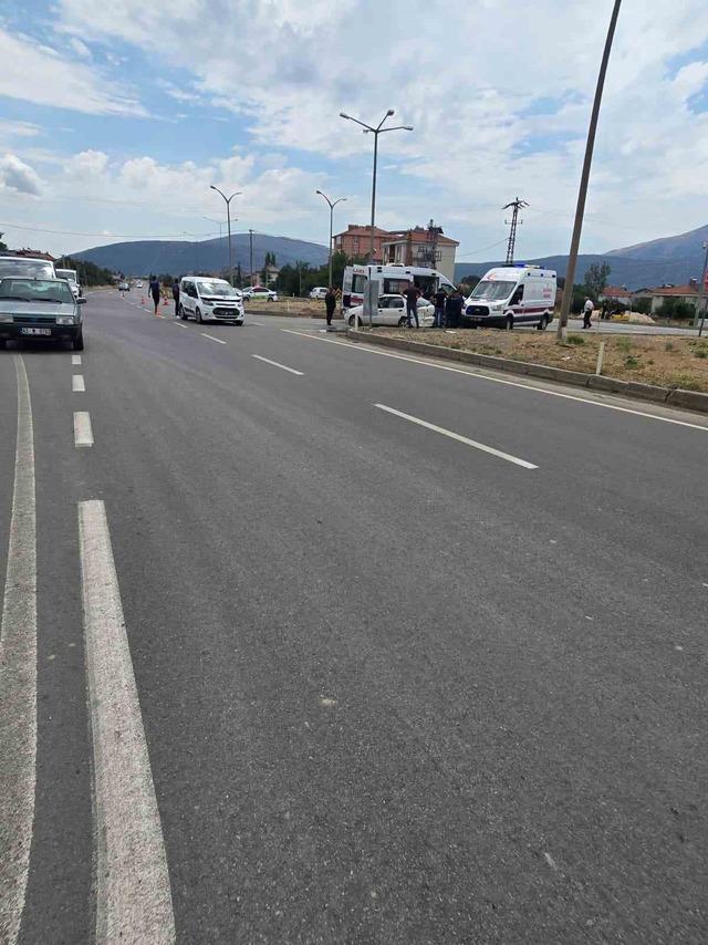 Isparta&rsquo;da iki ara&ccedil; &ccedil;arpıştı: 5 yaralı 2