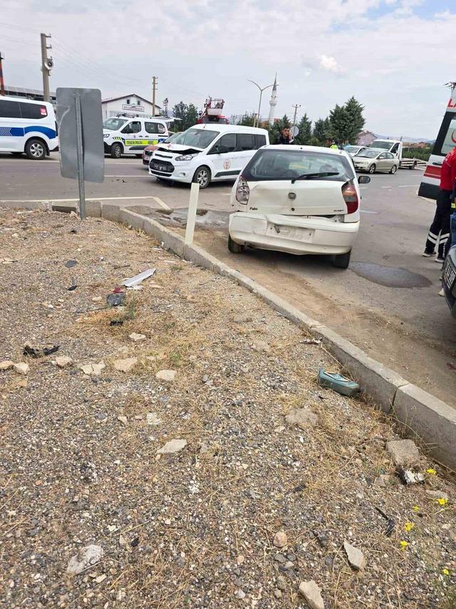 Isparta&rsquo;da iki ara&ccedil; &ccedil;arpıştı: 5 yaralı 1