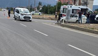 Isparta&rsquo;da iki ara&ccedil; &ccedil;arpıştı: 5 yaralı
