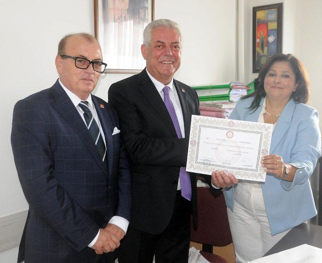 CHP Yalova Milletvekili Özcan Özel, mazbatasını aldı 2