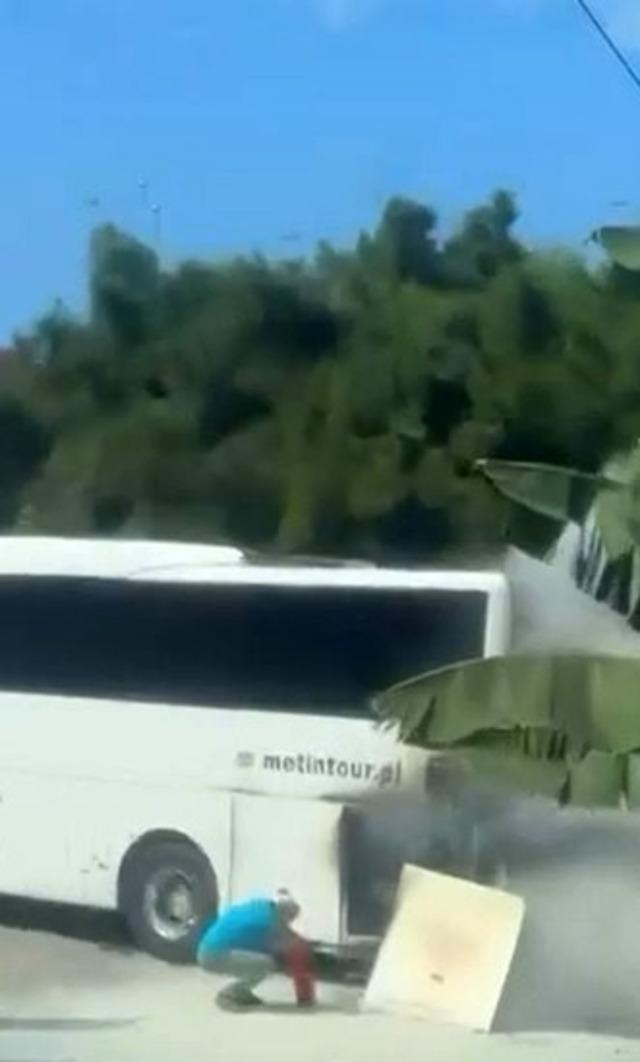 Alanya&rsquo;da park halindeki tur otob&uuml;s&uuml;n&uuml;n motor b&ouml;l&uuml;m&uuml; alev aldı 2