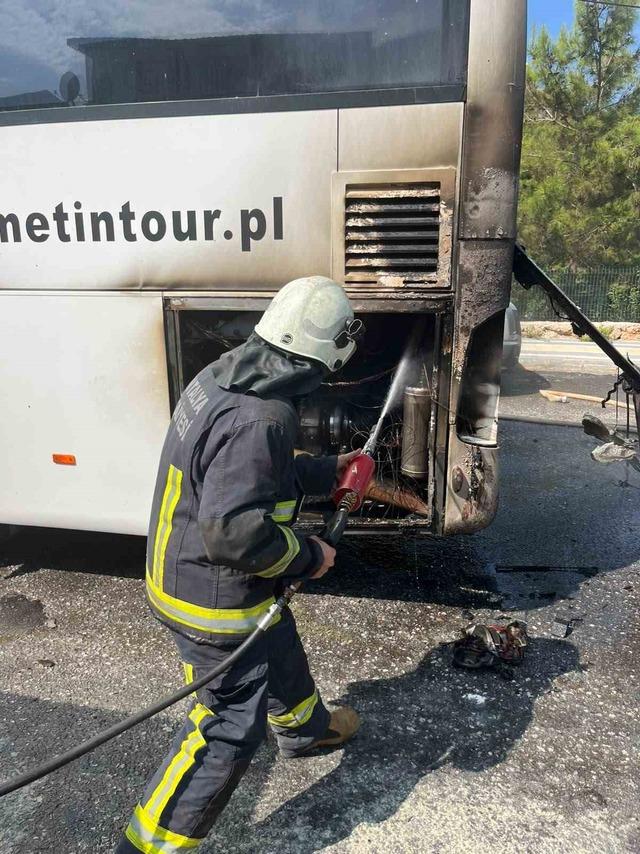 Alanya&rsquo;da park halindeki tur otob&uuml;s&uuml;n&uuml;n motor b&ouml;l&uuml;m&uuml; alev aldı 1