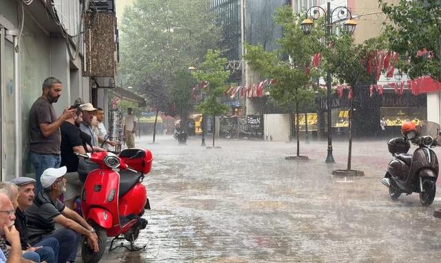Sağanak yağmurda kimi sığındı kimi yağmurun tadını &ccedil;ıkardı 2