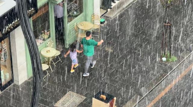 Sağanak yağmurda kimi sığındı kimi yağmurun tadını &ccedil;ıkardı 1