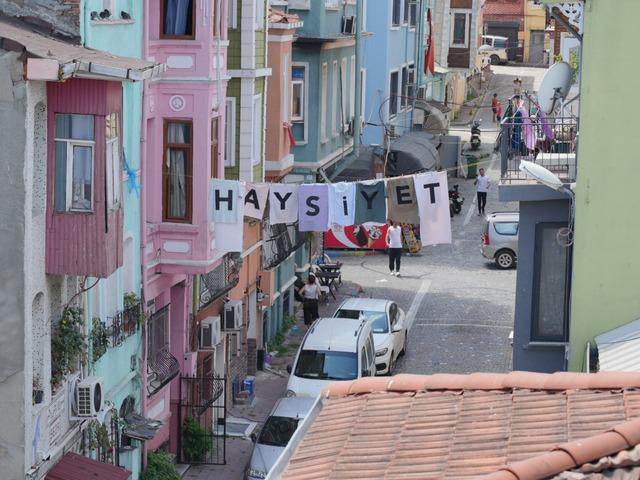 Balat'ın sokaklarında Haysiyet yazıyor