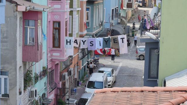 Balat'ın sokaklarında Haysiyet yazıyor