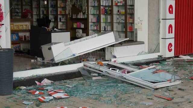 Malatya&rsquo;da şiddetli fırtına ağa&ccedil;ları devirdi, iş yerlerinin camları patladı 4