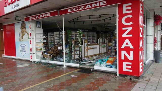 Malatya&rsquo;da şiddetli fırtına ağa&ccedil;ları devirdi, iş yerlerinin camları patladı 3
