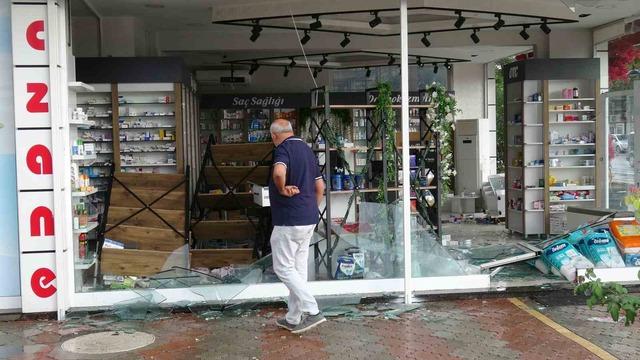 Malatya&rsquo;da şiddetli fırtına ağa&ccedil;ları devirdi, iş yerlerinin camları patladı 1