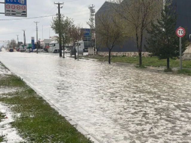 Niğde'de sağanak hayatı olumsuz etkiledi