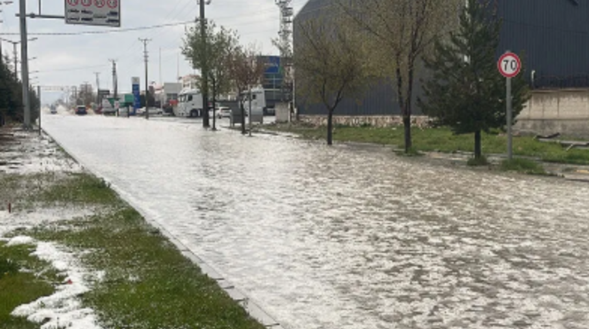 Niğde'de sağanak hayatı olumsuz etkiledi